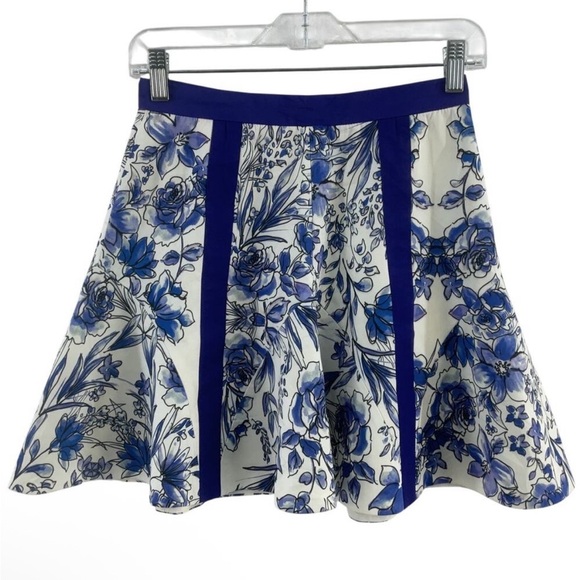 Cameo Blue and White Garment - Picture 2 of 12